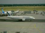Airbus A 320 der Air France rollt Richtung Startbahn  ...