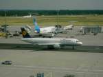 A320 der Lufthansa rollt Richtung Startbahn  ...