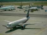 Airbus A 320 der Aeroflot erreicht seine Parkposition  ...