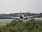 Eine Air Berlin B-737 rollt in D�sseldorf zum Start. (14.07.2008) ...