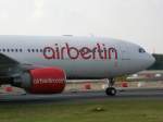 Eine Detailaufnahme eines Airbus A 330 der Air Berlin, der ...