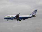 Eine United Airlines Boeing 747 kurz vor dem Aufsetzten in ...