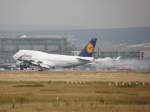 Eine Lufthansa Boeing 747 setzt in Frankfurt (FRA) am 16.07.2008 ...