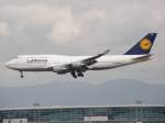 Lufthansa Boeing 747-430 (D-ABVE) bei der Landung in Frankfurt am ...