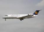 Ein Lufthansa Regional Canadair Jet bei der Landung in Frankfurt ...