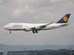 Boeing 747 D-ABVO der Lufthansa bei der Landung in Frankfurt ...