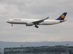 Ein Lufthansa Airbus A 330 bei der Landung in Frankfurt ...
