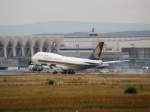 Ein Singapore Airlines Jumbo (Boeing 747) setzt in Frankurt am ...