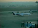 Eine Fokker 100 der Air Berlin rollt Richtung Gate.  ...