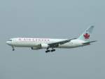 Eine Boeing 767 der Air Canada im Landeanflug auf Frankfurt ...