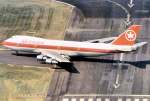 Boeing 747 beim abrollen von der Landebahn auf einem Verkehrsflughafen ...