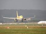 Eine Boeing 737-700 der TUIfly kurz vor dem Aufsetzen in ...