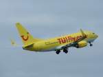 Eine TUIfly Boeing 737-700 schwebt am 20.09.2008 dem tr�ben Mittagshimmel ...