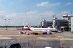 dusseldorf-dus Vorfeld D�sseldorf mit Air Berlin Boeing 737-400 beim Tanken - 06.09.2005