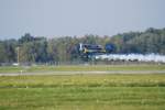 Mit Vollgas und Smoke jagt diese Pitts �ber die Start ...