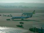 Fokker 100 der Air Berlin beim Pushback.  ...