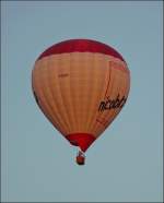 heisluftballone Ein Hei�luftballon �berf�hrt im Abendlicht des 30.08.08 die Stadt Wiltz (Luxemburg). (Jeanny)