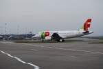 A319 Ein A319 Kennung CS-TTQ der TAP rollt am 02.11.08 am Cafe Himmelsschreiber in Hamburg Fuhlsb�ttel vorbei.