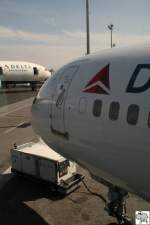 Delta Airlines Kurz nach der Ankunft in New York am John F. Kennedy Airport fotografierte ich diese beiden Delta Maschinen beim aussteigen aus der vorderen Boeing 767. Aufgenommen am 17. September 2008.