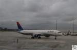 Delta Airlines Delta Airlines Boing 757-200 mit der Kennung N673DL beim rollen auf die Parkposition an einen regnerischen Samstag in Miami, den 4. Oktober 2008.