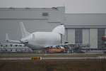 Ein Beluga wird beladen ...  Bj�rn-Marco Halmschlag 09.12.2008