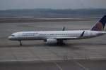 757 Eine Boeing 757 der Continental Airlines auf dem Vorfeld des Hamburger Flughafens bereit um zum Start Richtung Newark zu rollen.Aufgenommen am 14.12.08