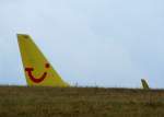 Tuifly Ein Flugzeug 'Land unter'??? Eine Boeing 737 hinterm Wall des D�sseldorfer Flughafens am 22.12.2008.