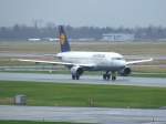 A319 Ein Lufthansa Airbus A 319-100 auf dem Weg zur Startbahn am 22.12.2008 in D�sseldorf.