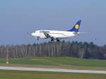 Eine 737-500 der Lufthansa (D-ABIN, Langenhagen ) ger�t beim Anflug in ...