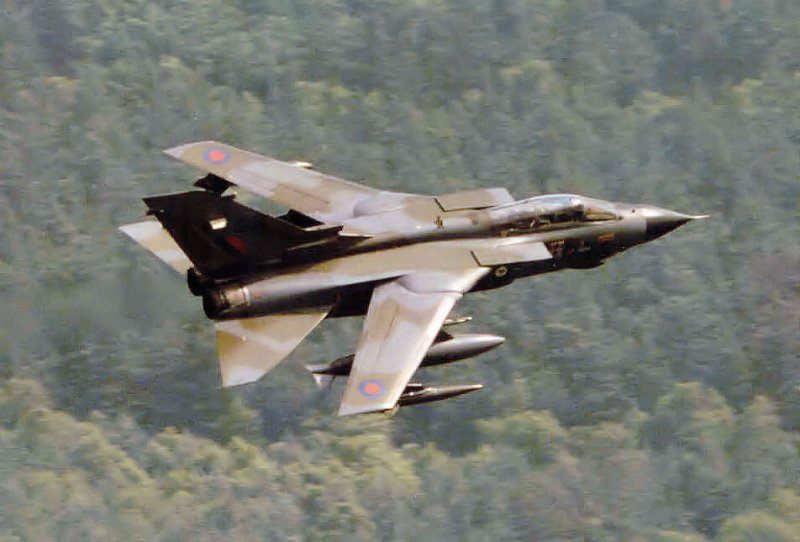 Tornado der Englnder (UK-Air Force) im Tiefflug ber`m Sauerland - Sommer 1988.