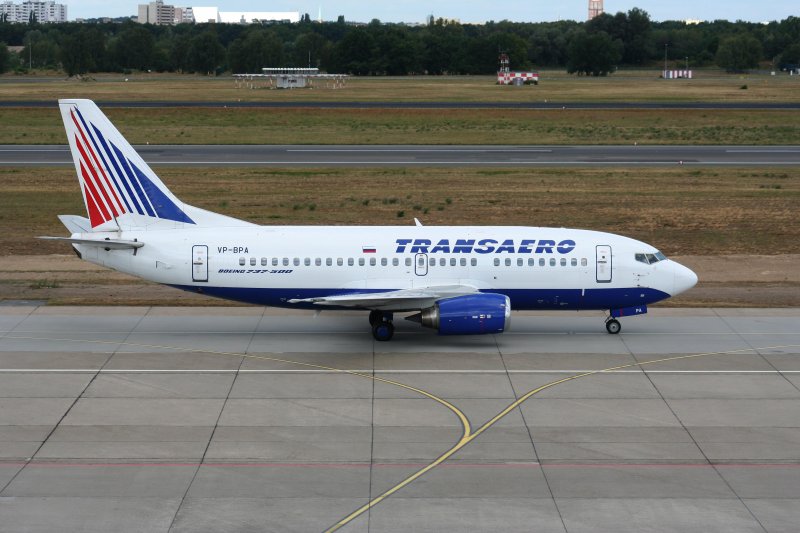 Transaero B 737-5K5 VP-BPA bei der Ankunft auf dem Flughafen Berlin-Tegel am 14.08.2009
