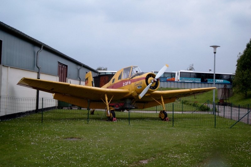 tschechisches Flugzeug Z 37-A  gelbe Hummel  auf dem Gelnde des Kreisagrarmuseums in Dorf Mecklenburg, Landkreis Nordwestmecklenburg (2004).