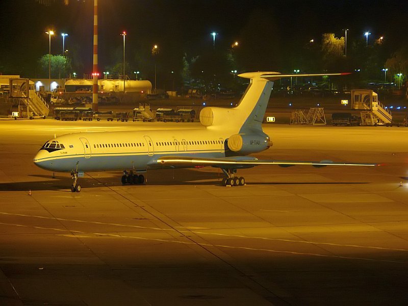 Das Flugzeug der russischen Fu�ballnationalmannschaft steht abgestellt auf dem D�sseldorfer