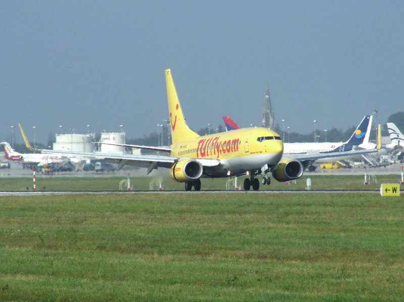 Eine TUIfly Boeing 737-700 bei der Landung in Stuttgart am