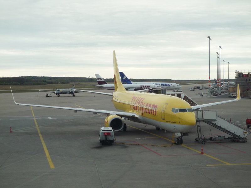 Tuifly B 737-8K5 auf Parkposition am Koelner Flughafen.