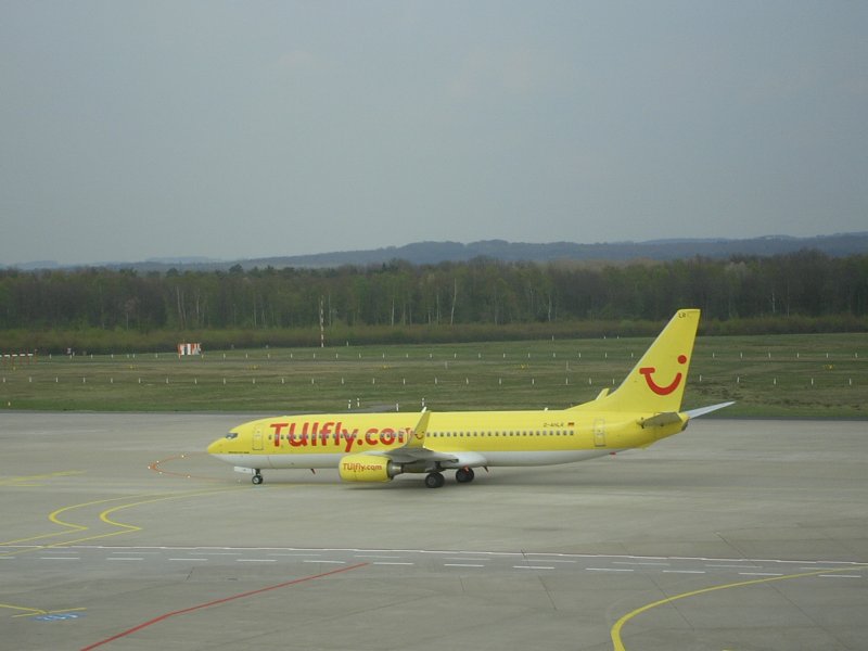 TUIfly.com hat das Ziel Kln/Bonn Airport erreicht und rollt
zum Ankunfts-Terminal.(24.04.2008)
