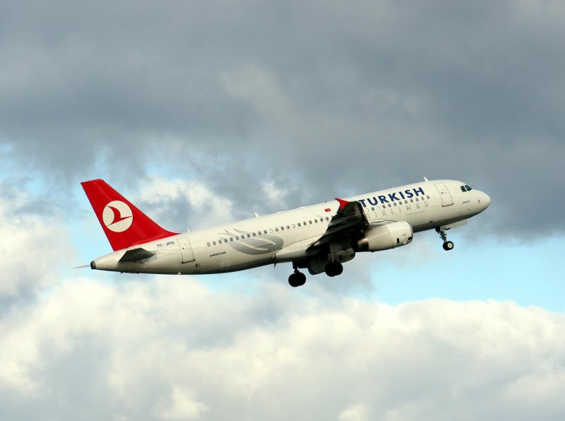 Turkish Airlines A 320-232 TC-JPD nach dem Start in Berlin-Tegel am 15.02.2008