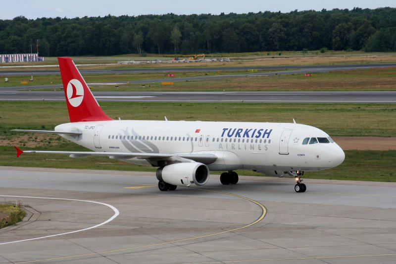 Turkish Airlines A 320-232 TC-JPO bei der Ankunft auf dem Flughafen Berlin-Tegel am 26.07.2009
