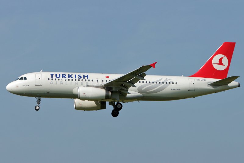 Turkish Airlines, Airbus A320-232 im Endanflug auf Rwy 14. 10.6.2007