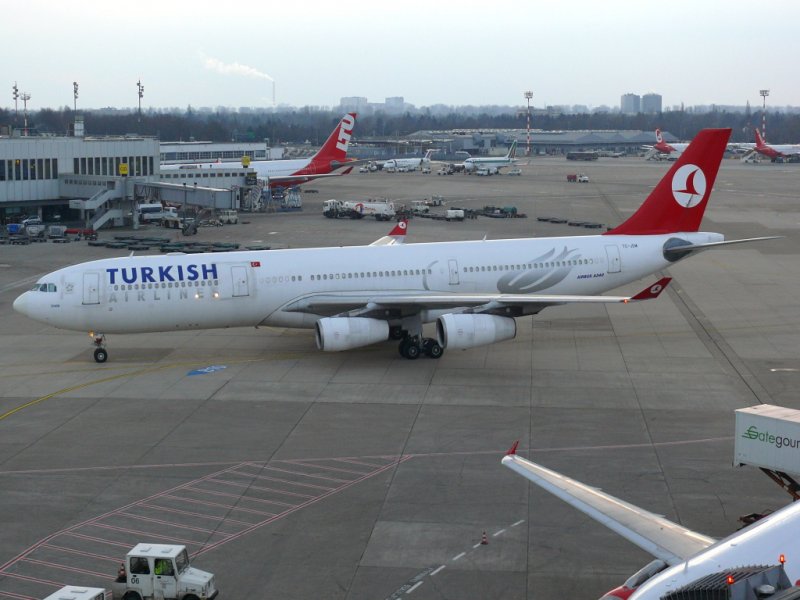 Turkish Airlines mit groen Fluggert A340-300 in Dsseldorf am 8.2.2009