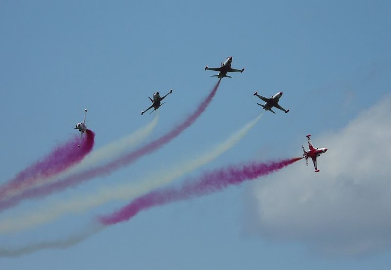 Die F-5 der Turkish Stars beim Break, ihrer finalen Figur.