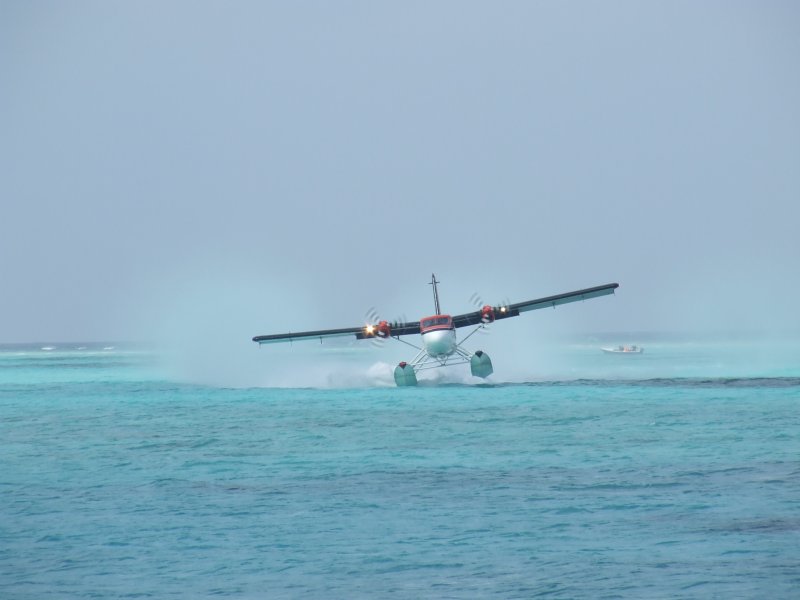 Ein Twin Otter DHC-6 beim start auf dem Indischen Ozean.