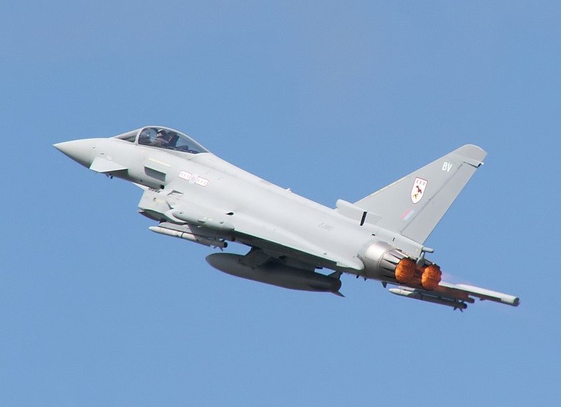 Toller Start vor blauem Himmel...britischer Eurofighter Typhoon... Das Foto stammt