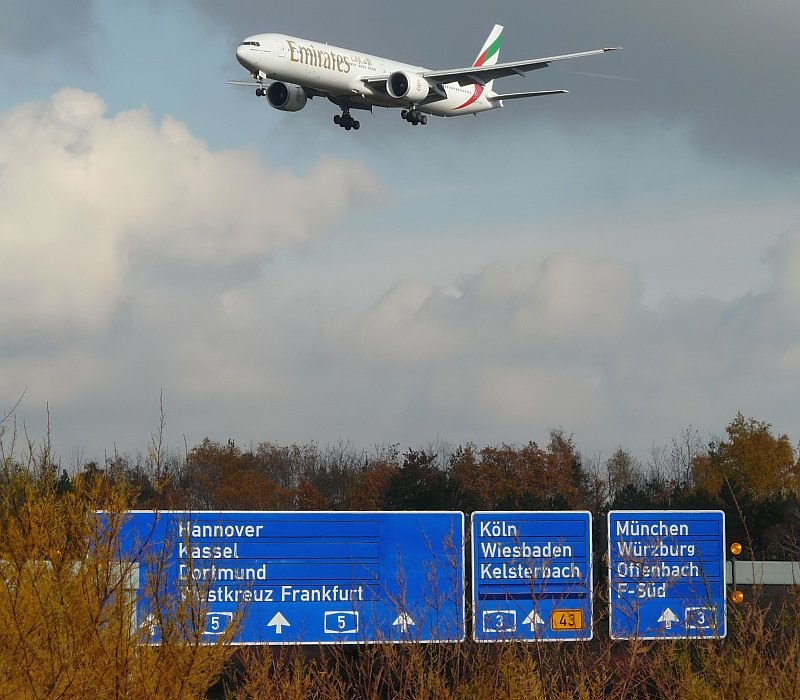 Typisch Frankfurt! Diese Boeing 777 gleitet auf die Landebahn in Frankfurt zu...das Bild stammt vom 08.11.2008