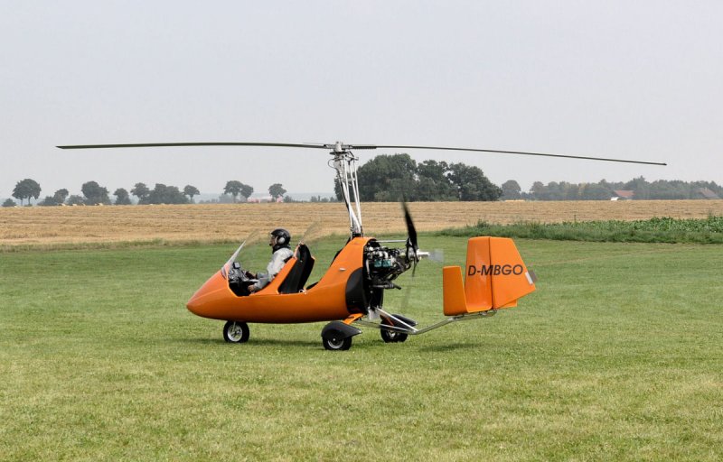 UL - Tragschrauber (Gyrocopter) rollt zum Start auf dem UL-Flugplatz Mggenhausen - 09.08.2009