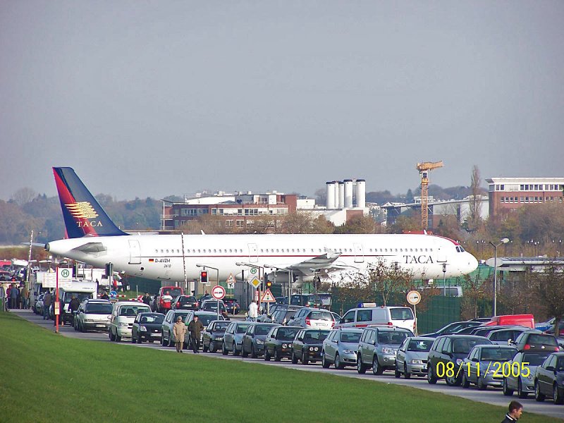 Um zum Auslieferungszentrum zu gelangen, mussten die Flugzeuge bis 2006 eine ffentliche Strae ber queren! In Hamburg erfolgt die Endmontage der A318, A319 und A321. Auf dem Foto ist eine A321 