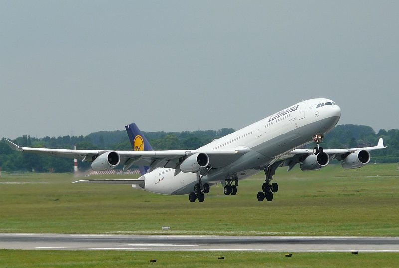 Und ab geht es nach Newark. Eine der drei neuen A340 Verbindungen ab Dsseldorf. Das Foto stammt vom 18.05.2008.