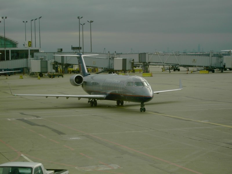 Ein CRJ von United erreicht das Gate in Chicago. (18.10.06)