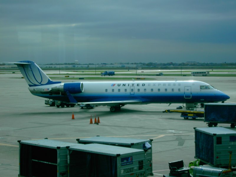 Ein CRJ der United in Chicago.(Oktober 2006) 