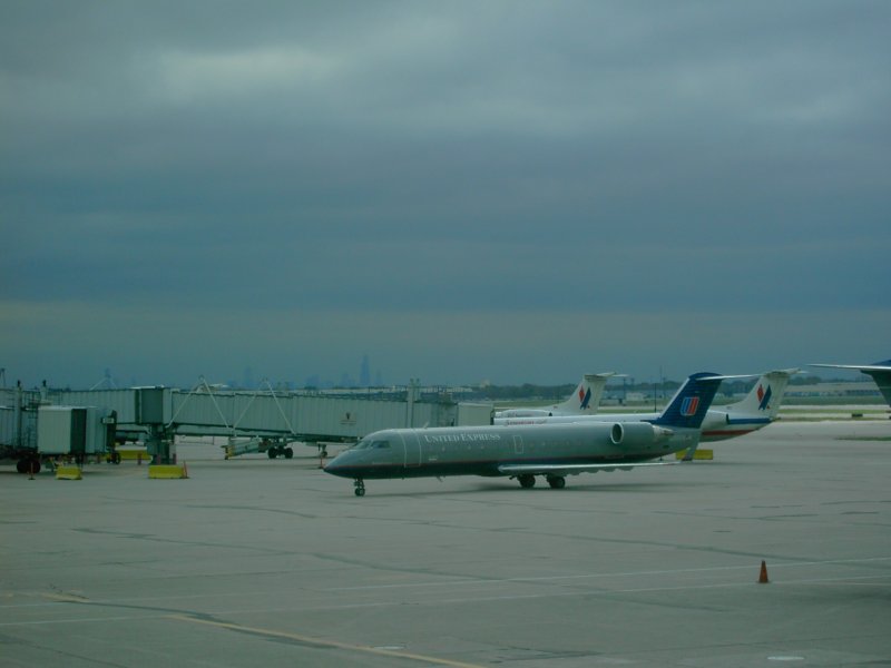 CRJ der United rollt zu seiner Parkposition in Chicago.(Oktober 2006)